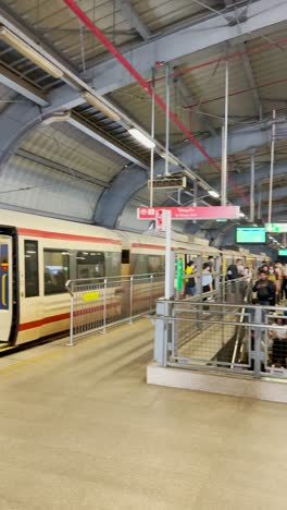 Vista-Desde-La-Estación-De-Metro-De-La-Ciudad-De-Bangkok.-Muchas-Personas-Llegaron-Con-Equipaje-En-La-Plataforma.