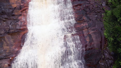 Atemberaubende-Kaskaden-Des-Angel-Falls-Im-Canaima-Nationalpark-In-Venezuela