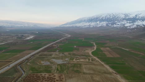 Eine-Luftaufnahme-Einer-Ländlichen,-Landwirtschaftlichen-Landschaft-In-Einem-Abgelegenen-Dorf-In-Afghanistan,-Aufgenommen-Mit-Einer-Drohne