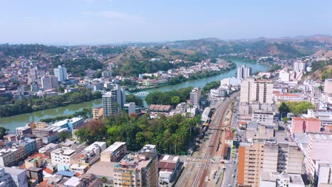 Vista-Aérea-Soleada-Del-Centro-De-Barra-Mansa,-Río-De-Janeiro,-Brasil