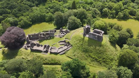 Drone-fly-up-showing-the-exterior-of-Okehampton-Castle-in-Devon,-UK