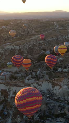 Vertikale-Luftaufnahme-Von-Heißluftballons-über-Göreme,-Kappadokien,-Türkei