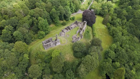 Drohnenflug-Zur-Aufnahme-Von-Okehampton-Castle,-Umgeben-Von-üppigen-Wäldern-In-Devon,-Großbritannien