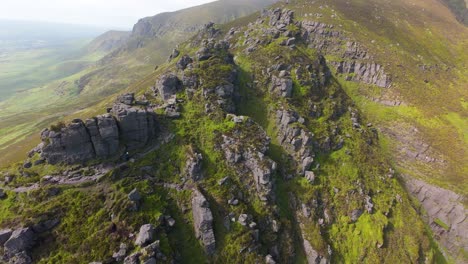 Vista-Del-Lago-Coumshingaun-Lough-Desde-Un-Dron-FPV,-Hermosa-Montaña-Para-Bucear