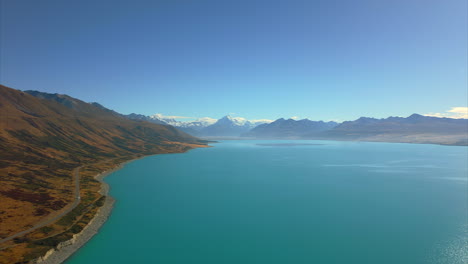 El-Lago-Pukaki-Es-Un-Lago-Glacial-Que-Se-Encuentra-Debajo-Del-Monte-Cook,-Aoraki,-En-La-Cuenca-Mackenzie-De-Nueva-Zelanda.-Vuelo-Aéreo-De-Retroceso