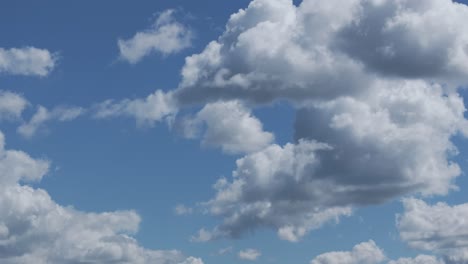 Filmando-Con-Un-Drone-De-70mm-Unas-Preciosas-Nubes-Tipo-Cumulus-En-Una-Tarde-De-Cielo-Azul-Y-Con-Un-Giro-De-La-Camara-Descubrimos-Sus-Peculiares-Formas