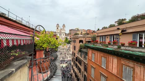 Blick-Auf-Touristen,-Die-Trinita-Dei-Monti-Und-Die-Spanische-Treppe-Von-Einem-Dach-In-Rom,-Italien-Besuchen