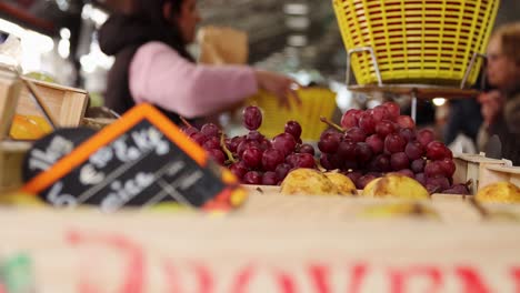 Frische-Weintrauben-Zum-Verkauf-Am-Obststand-Im-Provenzalischen-Markt,-Antibes,-Frankreich