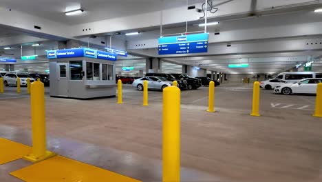 Garaje-De-Estacionamiento-En-El-Aeropuerto-De-Alquiler-De-Coches-De-Alamo,-Interior-A-Su-Llegada-Al-Aeropuerto-Internacional-Tom-Bradley-De-Los-Ángeles,-California,-Estados-Unidos