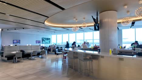 United-Club-Airport-lounge-interior-panoramic-view