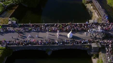 Luftaufnahme-Der-Pegasus-Parade-überquert-Den-Fluss-Corrib-Beim-Galway-Arts-Festival