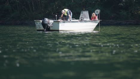 Ein-Paar-In-Sicherheitswesten-Angelt-Vom-Motorboot-Im-Naeroy-Fjord