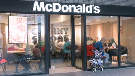 Se-Ve-A-Unos-Clientes-Comiendo-En-El-Restaurante-De-Comida-Rápida-Estadounidense-McDonald&#39;s-En-Hong-Kong.