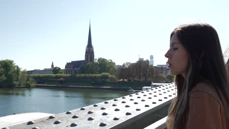 Europäische-Frau-Reist-In-Frankfurt,-Deutschland,-Blick-Auf-Die-Stadt-Von-Der-Eisernen-Brücke