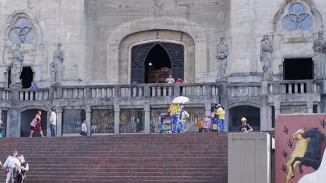 La-Vida-De-La-Ciudad-Frente-A-La-Imponente-Fachada-De-La-Catedral-De-Manizales