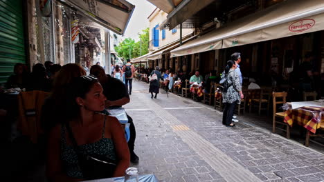 Gente-Cenando-En-Restaurantes-A-Lo-Largo-De-La-Calle-En-El-Antiguo-Mercado-De-Atenas,-Grecia