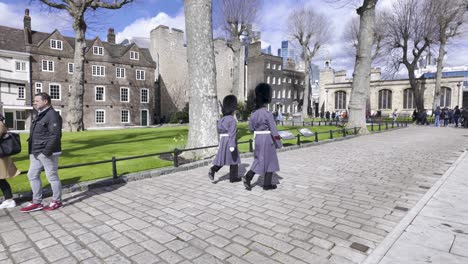 Guardias-Reales-&quot;guardias-De-La-Reina&quot;-Paseando-Por-La-Torre-Verde,-Torre-De-Londres,-Londres,-Inglaterra,-Reino-Unido---28-De-Marzo-De-2024