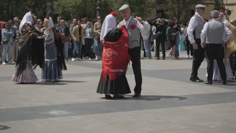 Vista-A-Media-Distancia-De-Personas-Bailando-Una-Danza-Tradicional-Española-Llamada-Chotis,-Madrid,-España