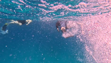 Gente-Haciendo-Snorkel-En-Las-Aguas-Cristalinas-De-Hawái