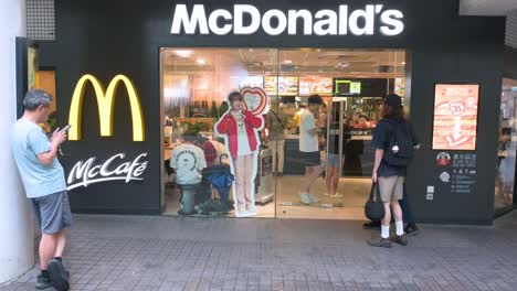 Vor-Der-Amerikanischen-Multinationalen-Fast-Food-Hamburger-Restaurantkette-McDonald&#39;s-In-Hongkong-Sieht-Man-Menschen