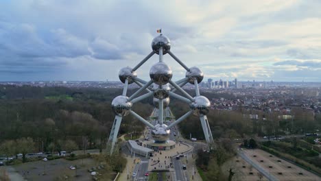 Aerial-zoom-out-view-of-Atomium-Bruxelles-Brussels,-Belgium-on-a-beautiful-cloudy-sky