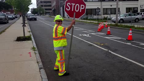 Mann-Regelt-Den-Verkehr-Auf-Einer-Baustelle-In-Portland,-Maine