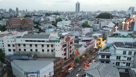 Vista-Aérea-Del-Mercado-De-Comida-Callejera-Del-Distrito-De-Chinatown-Y-Letrero-De-Neón.