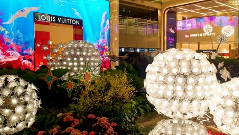 Louis-Vuitton-Y-Otras-Tiendas-Entre-Exhibiciones-Decorativas-En-La-Terminal-Del-Aeropuerto-Changi-De-Singapur