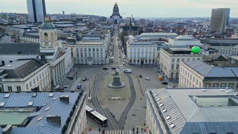 Vista-Aérea-Con-Zoom-De-La-Place-Royale-De-Bruselas,-Estatua-De-Godefroy-De-Bouillon,-Bruselas,-Bélgica,-En-Un-Hermoso-Cielo-Nublado