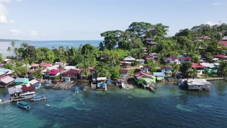 Vista-Aérea-De-La-Isla-Bastimentos,-Ubicada-En-El-Pintoresco-Distrito-De-Bocas-Del-Toro-De-Panamá.