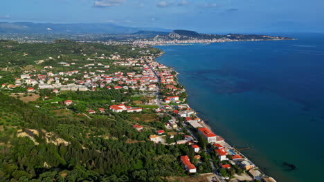 Vista-Panorámica-De-Casas-Y-Hoteles-Frente-A-La-Playa:-Fotografía-Aérea-Con-Dron