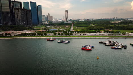 Singapurs-Geschäftiger-Hafen,-Schlepper-Flüstern-Geschichten-Von-Mühsal-Und-Triumph