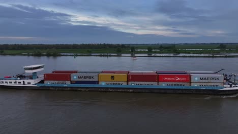 Buque-Portacontenedores-Sento-Navegando-Por-El-Río-En-Barendrecht,-Países-Bajos-(fotografía-Con-Dron)