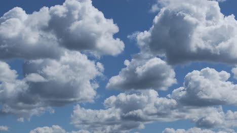 Wir-Filmten-Mit-Einer-70-mm-Drohne-Einige-Wunderschöne-Cumulus-Wolken-Mit-Baumwollformen-In-Einem-Blauen-Himmel-Und-Mit-Einer-Drehung-Der-Kamera-Visualisierten-Wir-Sie-Im-Detail