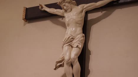 A-tilt-down-shot-of-a-Jesus-Christ-sculpture-in-the-Co-Cathedral-of-Saint-John-in-Valletta,-Malta