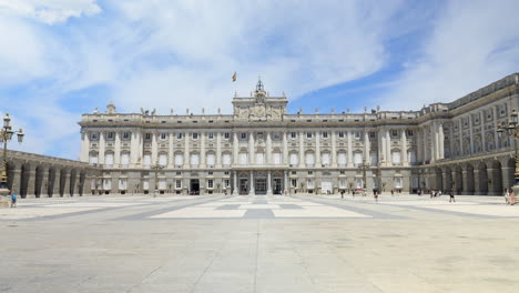 Plaza-De-La-Armería-Des-Königspalastes-In-Madrid-Statisch