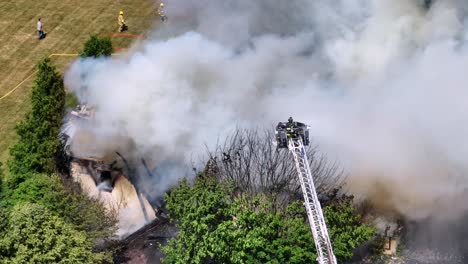 Densos-Humos-Tóxicos-Se-Elevan-Al-Cielo-Durante-El-Incendio-De-Una-Casa-En-Una-Zona-Rural-De-Estados-Unidos