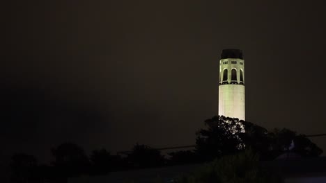 Nächtlicher-Zeitraffer-Des-Coit-Tower-In-San-Francisco,-Kalifornien