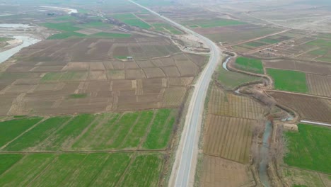 Una-Toma-Aérea,-Capturada-Por-Un-Dron,-De-Un-Paisaje-Rural-Y-Agrícola-En-Un-Pueblo-Remoto-Ubicado-En-Afganistán.