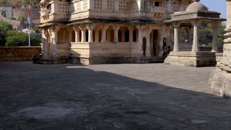 Antike-Tempelkuppel,-Einzigartige-Architektur-Mit-Strahlend-Blauem-Himmel-Am-Morgen.-Das-Video-Wurde-In-Der-Kumbhal-Festung-Kumbhalgarh-In-Rajasthan,-Indien,-Aufgenommen