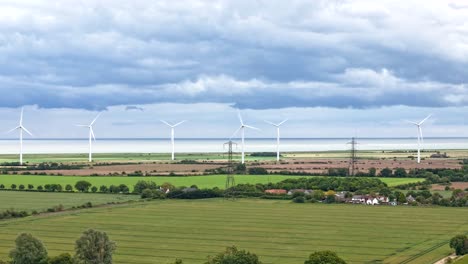 Aerogeneradores-Girando-En-La-Inglaterra-Rural,-Lapso-De-Tiempo,-Producción-De-Energía-Alternativa