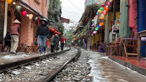 Hanoi-Bahnstraße,-Vietnam---Menschen-Laufen-Entlang-Der-Gleise,-Niedriger-Winkel