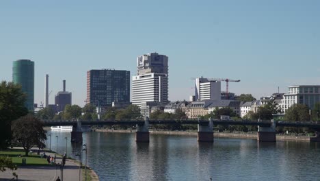 Puente-Sobre-El-Río-Principal-En-Frankfurt,-Alemania,-Edificios-Modernos,-Torre,-Europa