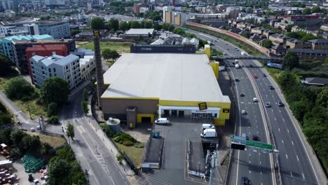 Gran-Almacén-De-Autoalmacenamiento-De-Color-Amarillo-En-El-Centro-De-La-Ciudad-De-Londres