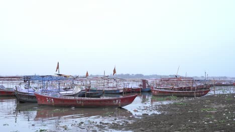 Boats-for-Pilgrims-at-sacred-Hindu-religious-site-Triveni-Sangam,-the-confluence-of-the-Ganges-and-the-Yamuna-rivers-in-Prayagraj