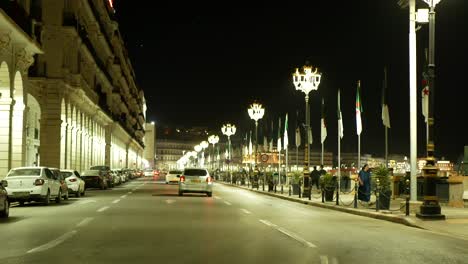 Boulevard-Zighout-Youcef-Während-Des-Ramadan-Mit-Verkehr-Und-Menschen,-Die-Eine-Warme-Nacht-Genießen