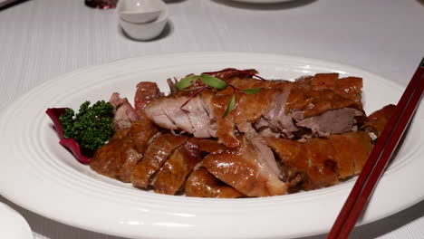 Motion-of-people-eating-roasted-duck-on-table-inside-Chinese-restaurant-with-4k-resolution