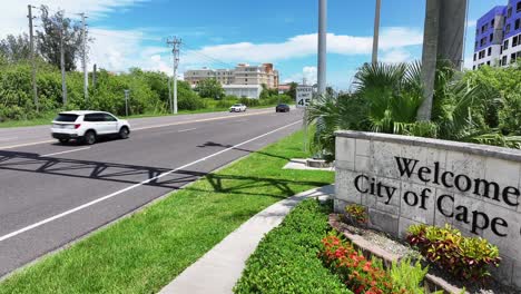 Willkommen-In-Der-Stadt-Cape-Canaveral-Schild-Auf-Stein-An-Stark-Befahrener-Autobahn