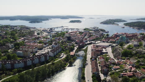 Küstenstadt-Stromstad-In-Bohuslän-Mit-Dem-Fluss-Stromsan-An-Der-Westküste-Schwedens