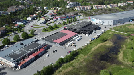 Vista-Aérea-De-La-Zona-Industrial-De-Strömstad-Y-El-Barrio-Residencial-Circundante-En-Suecia